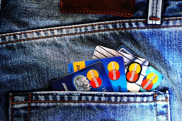 kreditní karty v džínech